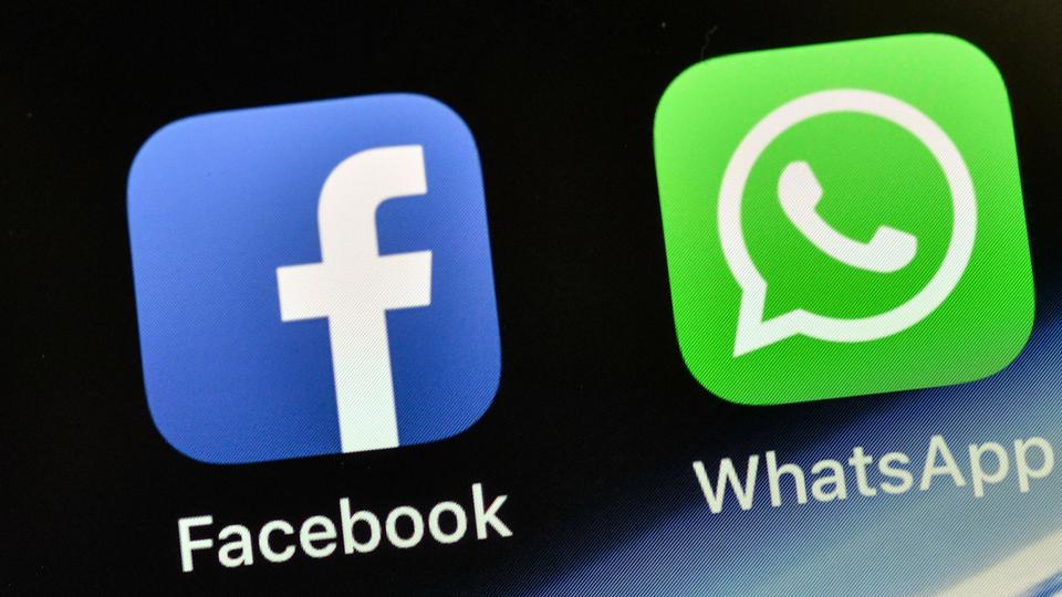 Screenshot of the app icons of Facebook and Whatsapp Messenger