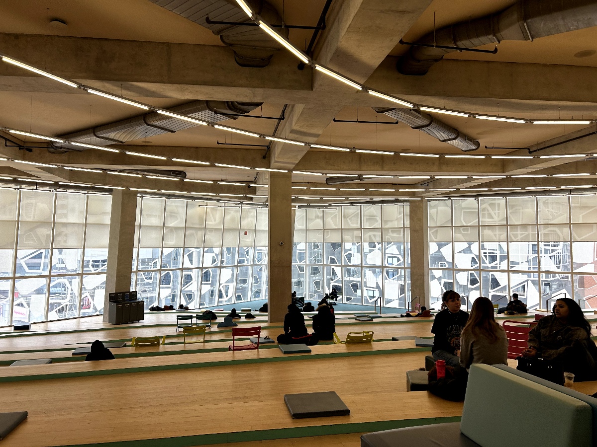 Students sit and talk amongst themselves in groups on the SLC sixth floor.