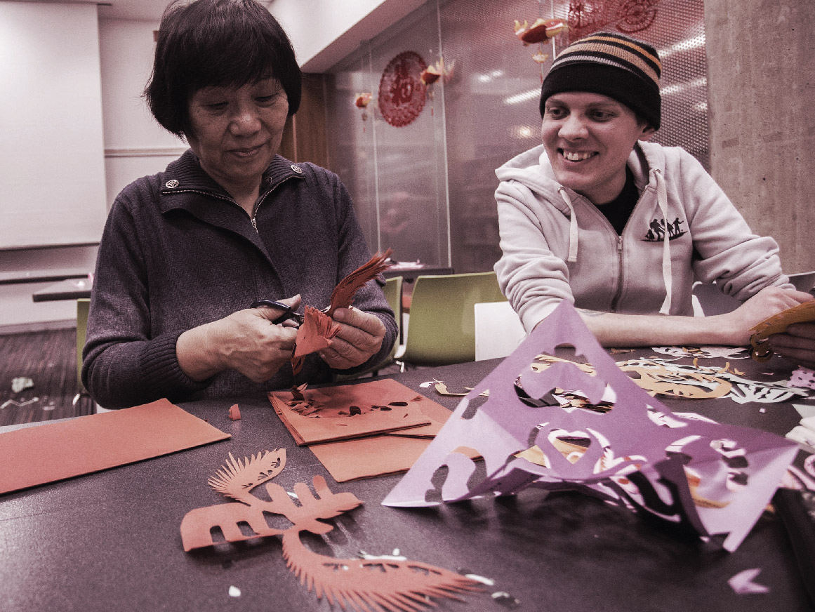 Workshop held in Toronto to show the art of Chinese papercutting