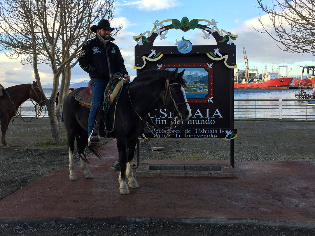 Filipe Masetti Leite in front of the Ushuaia city sign 