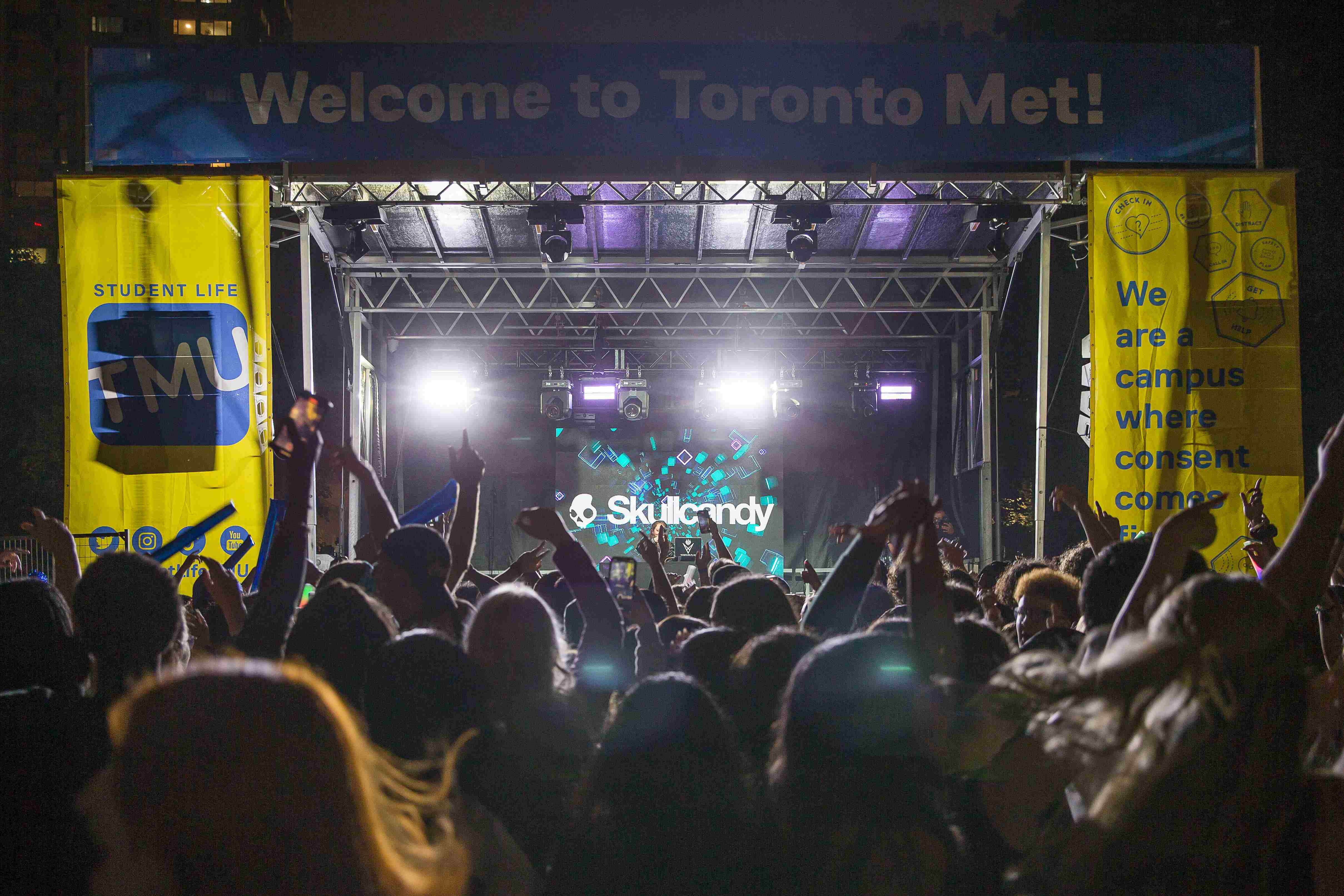 Crowd view of a stage at Kerr Hall Quad, Orientation Week.